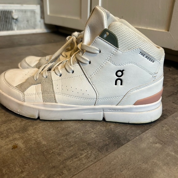 The Roger clubhouse mid - Picture 1 of 4